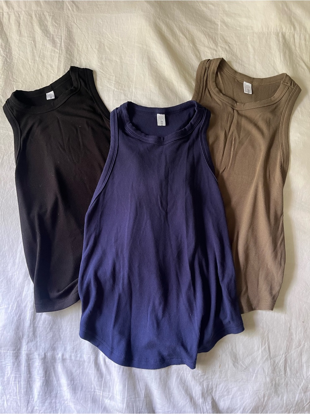 LASLULU Womens Flowy Athletic Shirts Cropped Tank Muscle Tank 
Bundle of 3